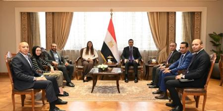 وزير
      الشباب
      يكرم
      هانيا
      الحمامي
      بطلة
      الجونة
      للاسكواش