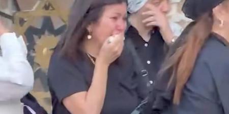 عياط
      وصدمة..
      انهيار
      الإعلامية
      دينا
      رامز
      في
      جنازة
      والدها|
      صور