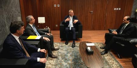 كواليس
      لقاء
      وزير
      البترول
      مع
      «إيني»
      تسريع
      الاستكشافات
      وزيادة
      الإنتاج
      ودفع
      مشروع
      غاز
      كرونوس