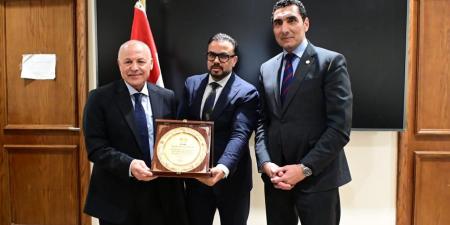 رئيس
      شباب
      النواب
      يكرم
      ابو
      ريدة
      والتوأم
      حسن
      ..واتحاد
      الكرة
      يهديه
      تيشرت
      المنتخب
      الوطني