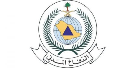 الدفاع المدني بالطائف ينقذ محتجزًا في سيل داخل مركبته ويطبق بحقه مخالفة عبور الأودية