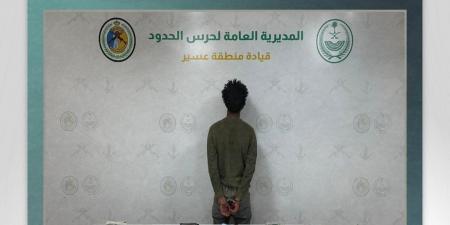 القبض على مخالف لنظام أمن الحدود لتهريب 22 كيلوجرامًا من الحشيش المخدر في عسير