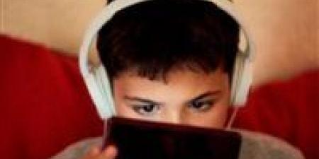 خبراء
      يحذرون:
      4
      ساعات
      خلف
      الشاشات
      تدمر
      عقل
      طفلك
      كيف
      نحميهم؟