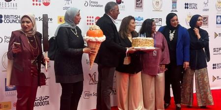 بالتورتة
      والأيس
      كريم..
      متدربو
      ورشة
      التروكاج
      على
      ريد
      كاربت
      ختام
      مهرجان
      الإسكندرية
      للفيلم
      القصير