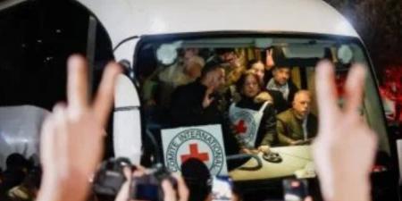 وصول 3 أسرى محررين إلى مستشفى شهداء الأقصى وسط غزة