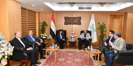 محافظ
      الفيوم
      يستقبل
      وزيرة
      الإسكان
      لتفقد
      مشروعات
      المياه
      والصرف
      الصحي
      ضمن
      “حياة
      كريمة”