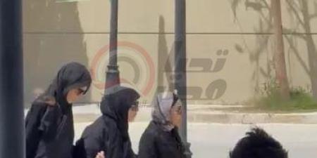 مش قادرة تقف على رجلها.. لحظة وصول ميرفت أمين لـ جنازة هاني شاكر