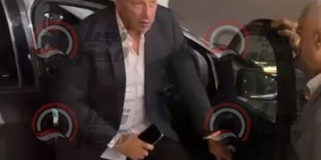 رغم
      تعبه..
      محمود
      الخطيب
      يواسي
      محمد
      الجارحي
      في
      عزاء
      فقيد
      العائلة
      (صور)