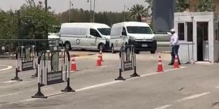 وصول
      جثمان
      عبد
      الرحمن
      أبو
      زهرة
      إلى
      مسجد
      الشرطة
      لأداء
      صلاة
      الجنازة..
      صورة