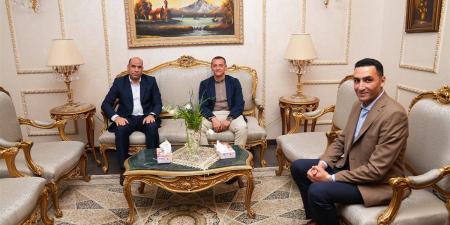 محافظ
      أسوان
      يستقبل
      وزير
      العمل
      بمطار
      أسوان
      استعدادًا
      لجولة
      ميدانية
      بـ3
      محافظات
      في
      الصعيد