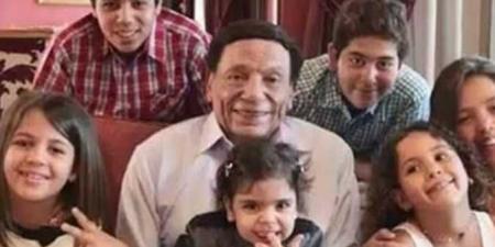 لقطات
      نادرة
      في
      عيد
      ميلاده..
      عادل
      إمام
      بين
      العائلة
      بصورة
      خاصة