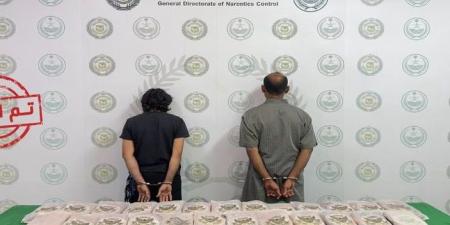 مكافحة المخدرات تضبط شخصين لترويجهما 25 كيلوجرامًا من الحشيش