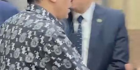 مصطفى
كامل
يساند
هاني
عبد
الكريم
في
عزاء
والده
بمسجد
الحامدية
الشاذلية
