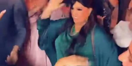 بالرقص
على
"آه
ونص"
لـ
نانسي
عجرم..
فيفي
عبده
تشعل
حفل
زفاف
نجل
إدوارد