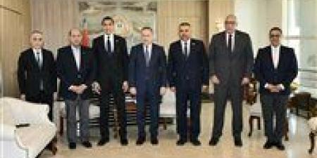 وزيرا
الشباب
والتعليم
العالي
يبحثان
تطوير
الرياضة
الجامعية
بحضور
ياسر
إدريس