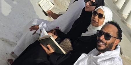 بملابس
الإحرام
والمصحف..
أحدث
ظهور
لمحمد
رمضان
أثناء
أداء
فريضة
الحج