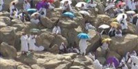 من
على
جبل
عرفات..
حجاج
بيت
الله
يتضرعون
بالدعاء
للرحمن
في
يوم
عرفة