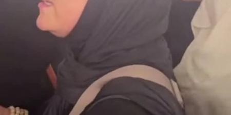 "كأنه
      حلم
      جميل"..
      دعاء
      فاروق
      تلامس
      الحجر
      الأسود
      لأول
      مرة
      بعد
      4
      رحلات
      حج