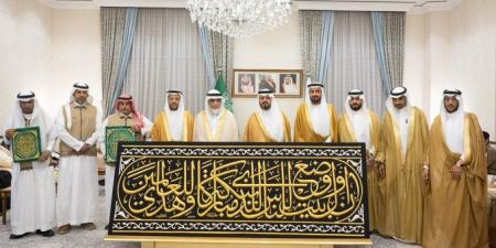 نيابة عن خادم الحرمين الشريفين.. نائب أمير مكة يسلم كسوة الكعبة المشرفة لسدنة بيت الله الحرام