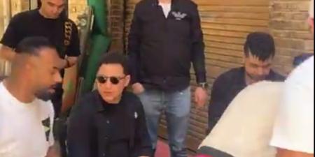 جنب
صاحبه..
رضا
البحراوي
يشارك
في
جنازة
والد
حمو
بيكا|
صور