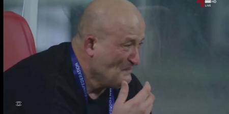 من الدوحة.. لقطة مؤثرة لبكاء مدرب اليمن بعد التأهل إلى نهائيات كأس آسيا 2027 (فيديو)