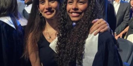غياب
      والدتها..
      مريم
      ابنة
      شيرين
      عبد
      الوهاب
      تحتفل
      بتخرجها
      من
      المدرسة
      برفقه
      والدها
      وزينة|
      صور