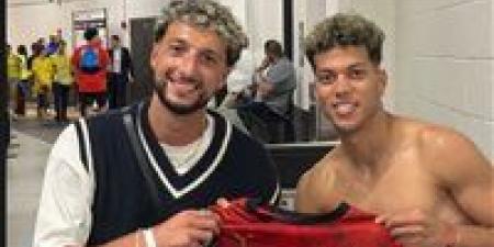 إمام
عاشور
يهدي
وسام
أبو
علي
مهاجم
الأهلي
السابق
قميص
منتخب
مصر
بعد
ودية
البرازيل..
صور