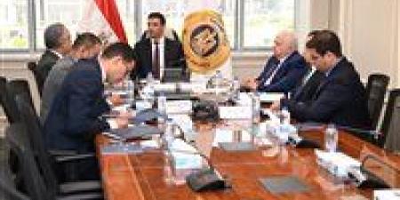 وزير
الصناعة
يلتقي
رئيس
جمعية
رجال
الأعمال
المصريين
الأفارقة
لبحث
سبل
تعزيز
التعاون
الصناعي