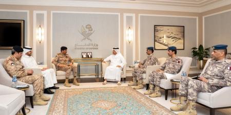 نائب رئيس مجلس الوزراء ووزير الدولة لشؤون الدفاع يلتقي رئيس الأركان العامة للجيش الكويتي