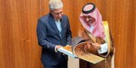 وزير
السياحة
والآثار
يبحث
مع
نظيره
السعودي
تعزيز
التعاون
السياحي
بين
البلدين