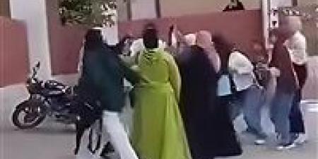 ولية
      أمر
      مش
      مدرسة
      ..
      الأمن
      يفحص
      فيديو
      الاعتداء
      على
      سيدة
      داخل
      مدرسة
      الشرقية