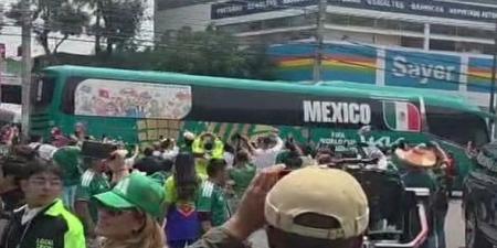 المباراة
      الافتتاحية
      لكأس
      العالم
      في
      مكسيكو
      تبدأ
      بفوز
      المكسيك
      وهزيمة
      جنوب
      أفريقيا
      وتدشَن
      بطرد
      ثلاث
      لاعبين