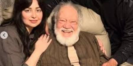 زيارة
عزيزة
تهز
القلب..
هبة
مجدي
وزوجها
يزوران
يحيي
الفخراني
في
منزله