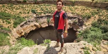 بالفيديو| نهاية مأساوية لـ "سبايدرمان اليمن" بعد سقوطه داخل فوهة بركان 