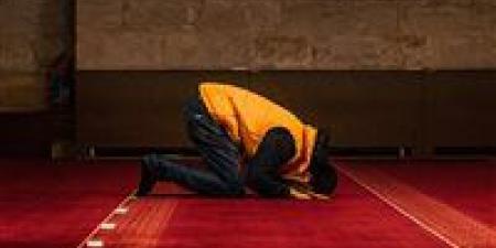 أمين
الفتوى
يوضح
حكم
الصلاة
بالقراءة
من
المصحف
والهاتف
وضوابط
الدعاء
المكتوب