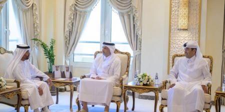 وزير الدولة للشؤون الداخلية يلتقي وكيل وزارة الداخلية الإماراتية