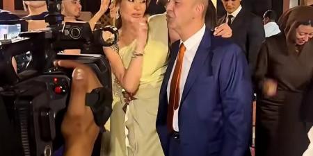 رقص
      ورومانسية..
      عمرو
      أديب
      وزوجته
      دينا
      طلعت
      يخطفان
      الأنظار
      في
      أحد
      حفلات
      الزفاف