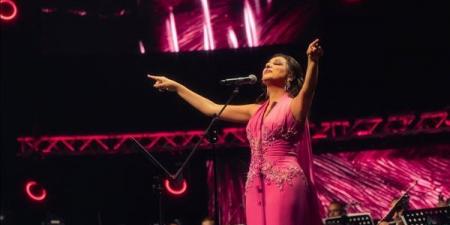 بالتصفيق والزغاريد، استقبال جنوني لأنغام في حفلها الحاشد بمدينة دبي (فيديو)