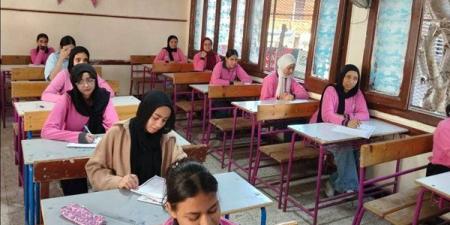 بدء توافد طلاب الثانوية العامة على اللجان لأداء امتحاني التربية الدينية والوطنية
