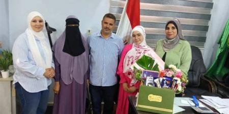 حلم البالطو الأبيض يقترب، رئيس مدينة المنصورة تكرم "بسملة" سادس الشهادة الإعدادية بالدقهلية