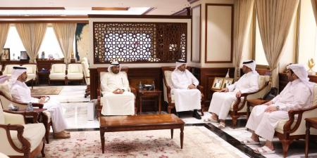 وزير البلدية يجتمع مع السفير الكويتي