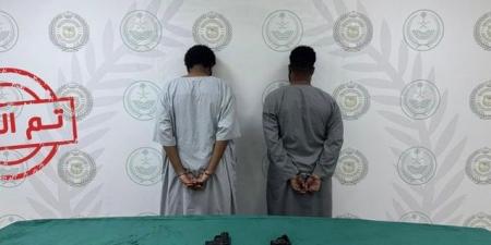 مكافحة
المخدرات
تقبض
على
3
أشخاص
في
الباحة
وحائل
لترويج
الحشيش
والإمفيتامين