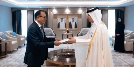 وزير الدولة للشؤون الخارجية يتسلم نسخة من أوراق اعتماد سفير المالديف