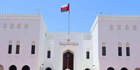 سلطنة عمان تدين استهداف البحرين والكويت والسفن التجارية في مضيق هرمز وتدعو إلى وقف التصعيد
