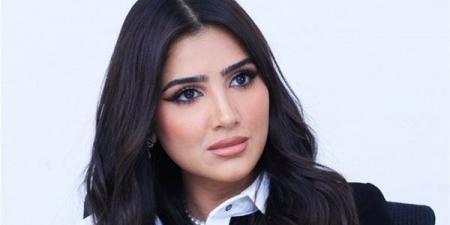 مي عمر تخطف الأنظار بتيشرت المنتخب في العرض الخاص لفيلم شمشون ودليلة (فيديو)