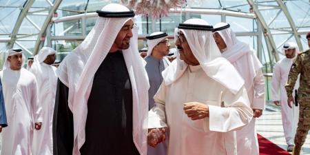 سمو الأمير والرئيس الإماراتي يؤكدان دعم مبادرات إرساء السلام والاستقرار بالمنطقة