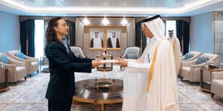 وزير الدولة للشؤون الخارجية يتسلم نسخة من أوراق اعتماد سفيرة ألبانيا