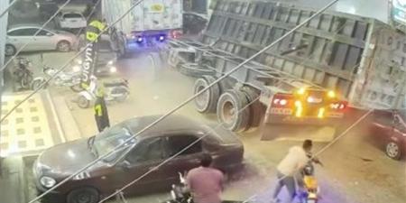 مشهد
يحبس
الأنفاس،
لحظة
انقلاب
جرار
تريلا
على
سيارة
ملاكي
ومصرع
صاحبها
في
الحال
(فيديو)