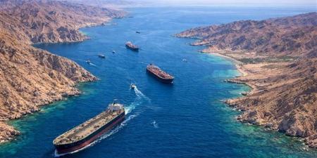 بدائل
هرمز
تعيد
تشكيل
خريطة
الممرات
البحرية
في
الشرق
الأوسط..
خط
البحر
الأحمر
السريع..
ممر
سعودي
لحركة
البضائع
بين
آسيا
وأوروبا
وأفريقيا..
تطوير
الفجيرة..
مسار
إماراتي
لتقليل
الاعتماد
على
المضيق