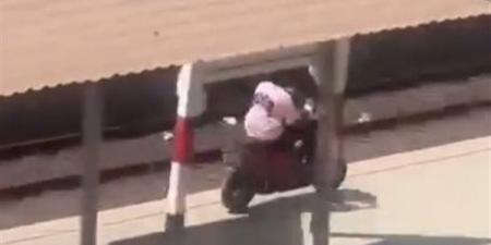 موتوسيكل
على
رصيف
محطة
قطار
بالغربية،
لحظات
استعراض
قد
تتسبب
في
كارثة
والأمن
يفحص
الفيديو